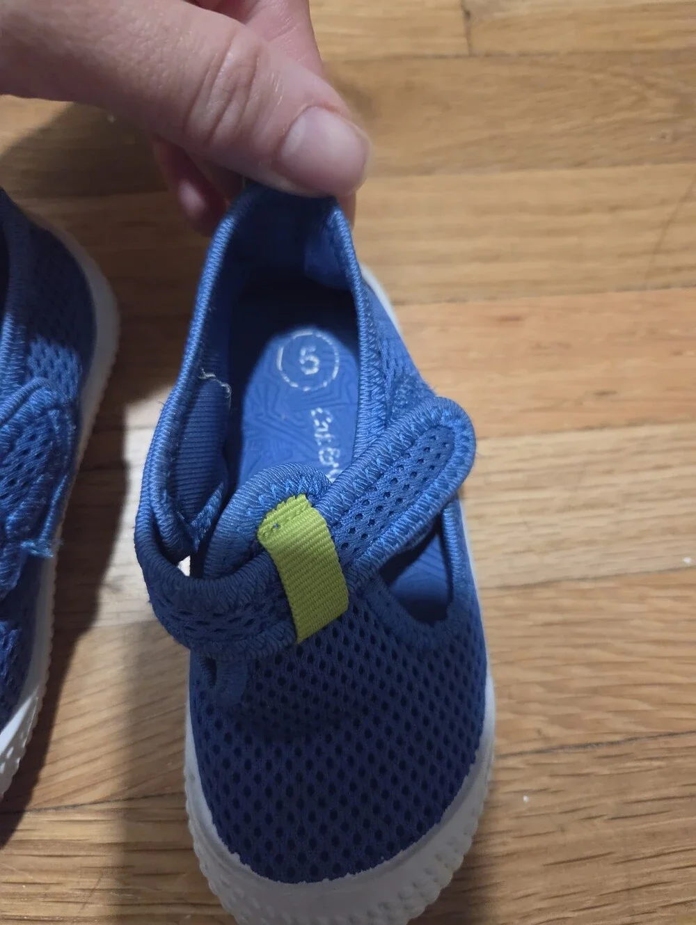 Cat & Jack Blue Mesh Water Shoes with Lime Accent / Size 5